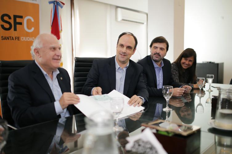 Lifschitz y Corral durante el acto de esta mañana. (Foto: Municipalidad de Santa Fe)