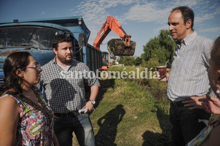 Corral supervisa trabajos de limpieza en uno de los canales a cielo abierto. (Foto: Municipalidad de Santa Fe)