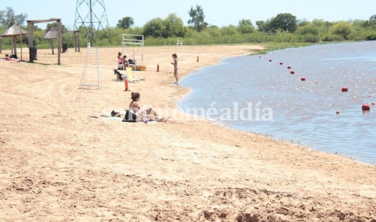 Ante la proximidad de la temporada estival, el Municipio convocó a guardavidas para cubrir cargos en el Balneario y natatorios donde se realizarán diversas propuestas abiertas a la comunidad. (Foto de archivo)