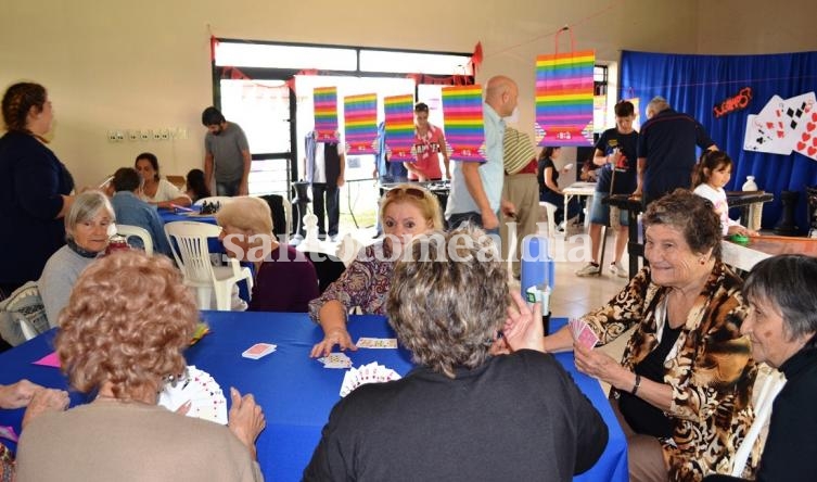 Una tarde de juegos unió a jóvenes y a adultos mayores