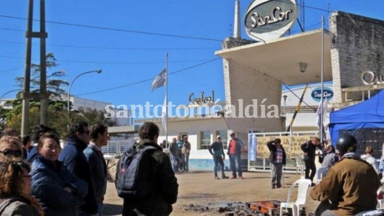 El acampe en Gálvez comenzó el miércoles a la medianoche y continúa.