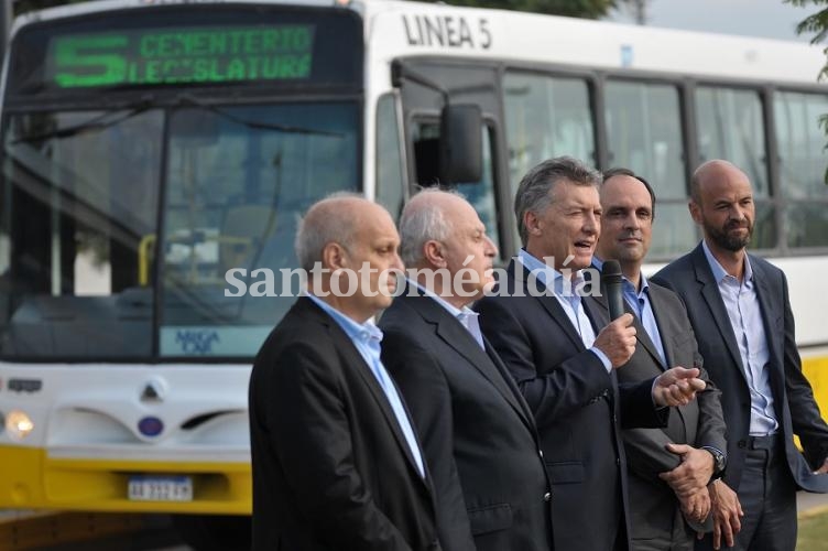 Funcionarios nacionales y provinciales junto a Corral en la inauguración. (Foto: Municipalidad de Santa Fe)