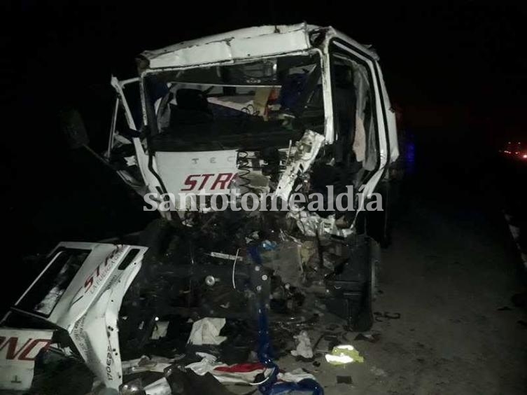 Un camión chocó de frente en la circunvalación oeste, cerca de Recreo. (Foto: FM Power Max)