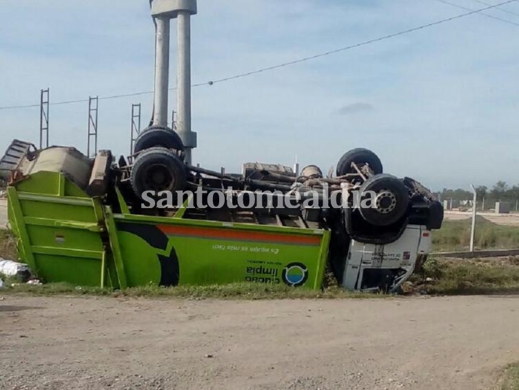 Choque múltiple de camiones, con un recolector de residuos involucrado