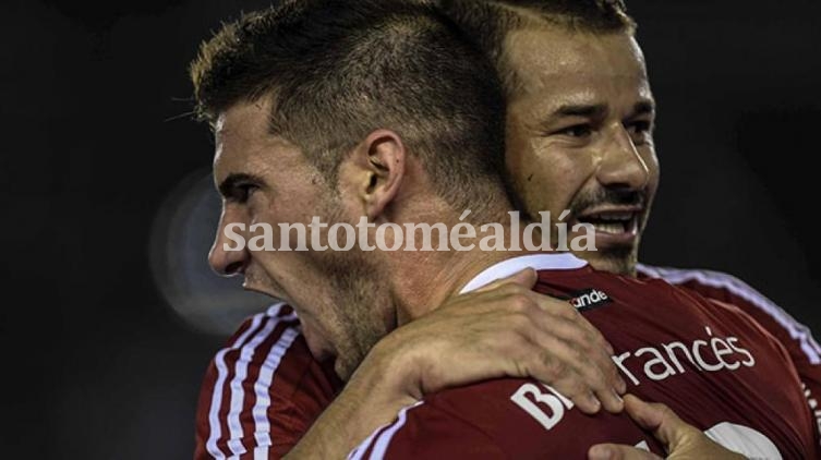 Alario y Mora celebran uno de los tantos de River. (Foto: TyC Sports)