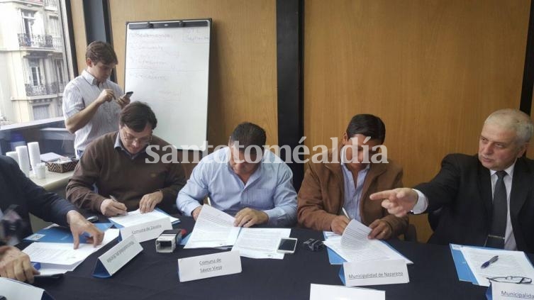 Uliambre firma el convenio para la construcción de las plazas inclusivas. (Foto: Comuna de Sauce Viejo)