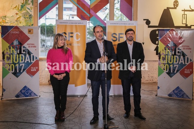 El intendente José Corral, junto a la secretaria de Cultura Patricia Pieragostini y el secretario general Carlos Pereira.