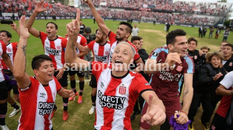 Estudiantes festeja la victoria en el clásico.