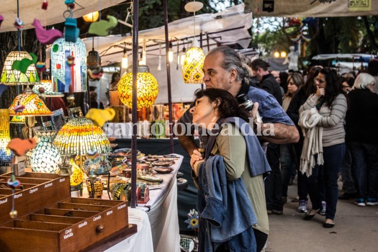 Miles de personas ya visitaron el Encuentro Nacional de Artesanos. (Foto: Municipalidad de Santa Fe)