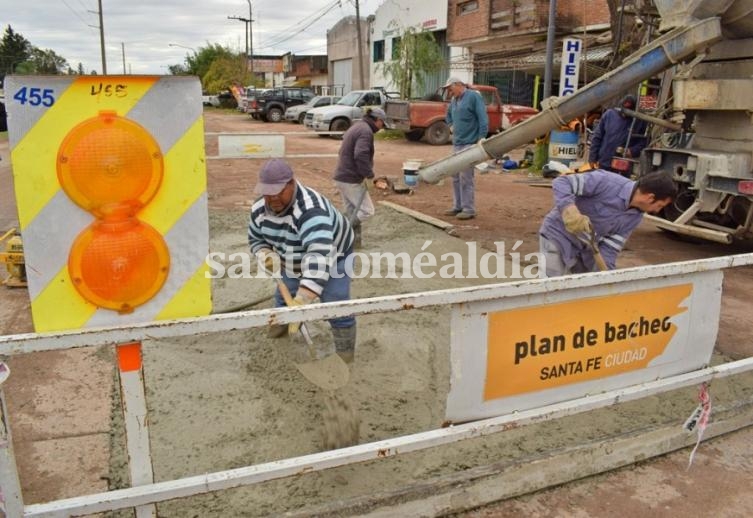 Trabajos de bacheo en las calles de Santa Fe