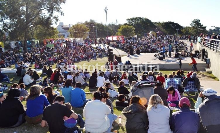 Se viene un domingo al ritmo de cumbia en el anfiteatro