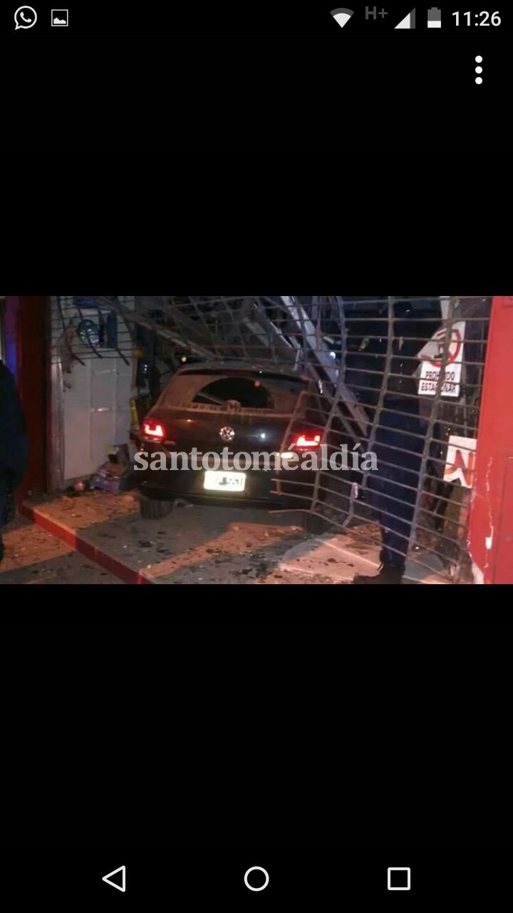 Un auto se incrustó en la armería Gutiérrez