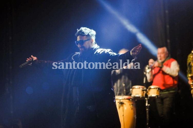 Los Auténticos Decadentes montaron su fiesta en la Estación Belgrano