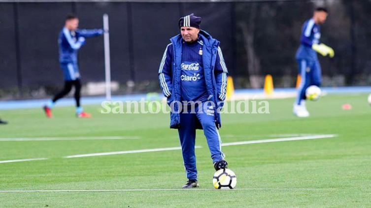 Sampaoli probó con dos defensores de cara a Singapur