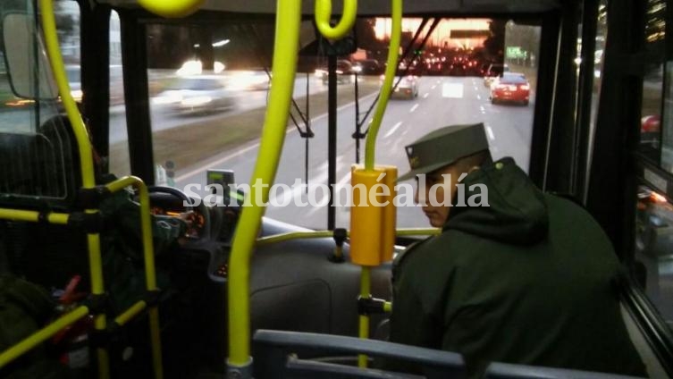 Hay colectivos gratuitos y custodiados por Gendarmería. (Foto: La Voz)