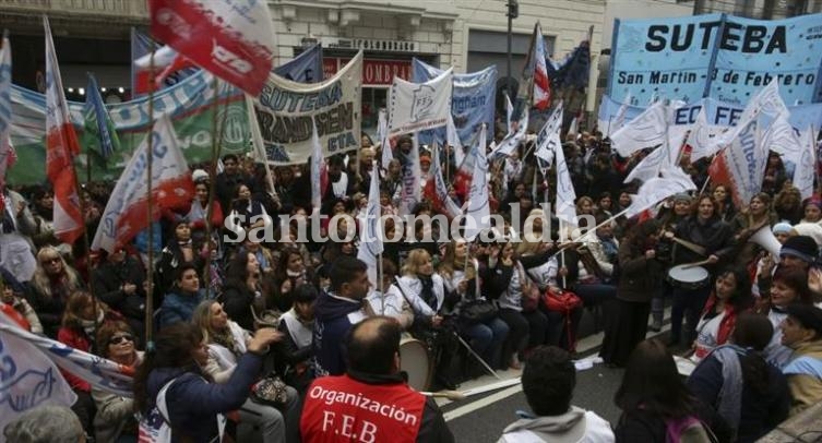 Docentes bonaerenses amenazan retomar las medidas de protesta.