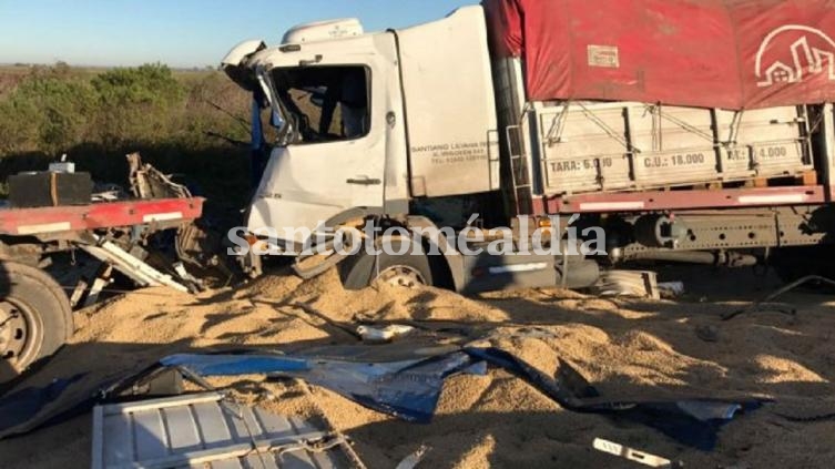 Impactante choque entre tres camiones en la autopista