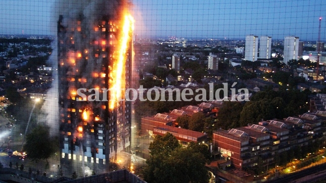 La policía elevó a 17 los muertos en el incendio de Londres