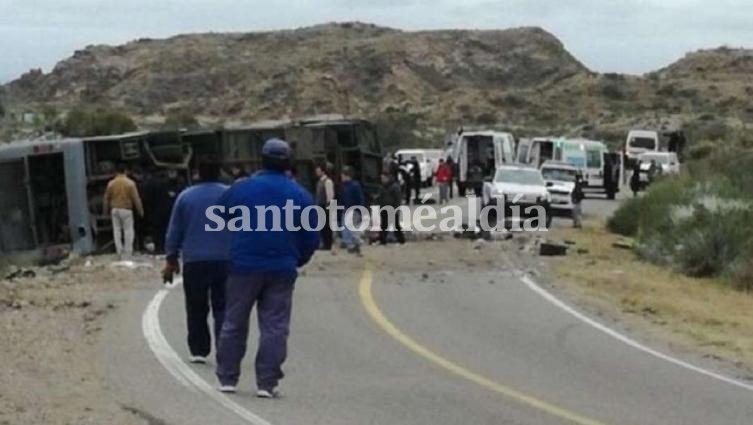 El colectivo volcó y chocó contra la ladera de una montaña.