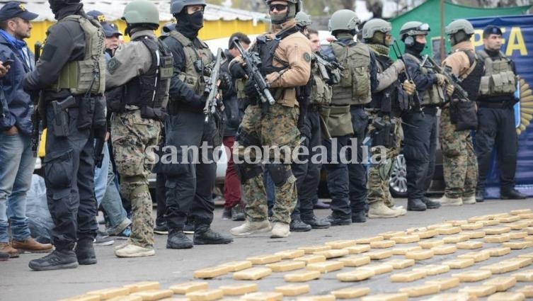 Agentes de ambas fuerzas custodian lo secuestrado. (Foto: Clarín)