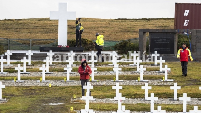 Ya exhumaron 21 cuerpos en el cementerio de Darwin