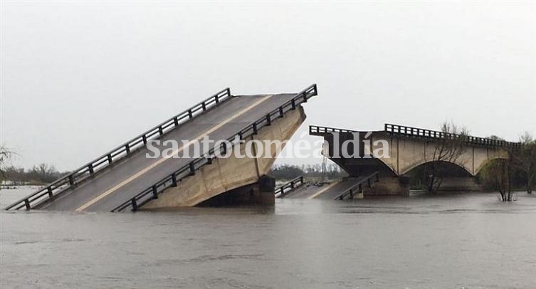 El puente tiene 70 metros de largo y se desplomaron 40.