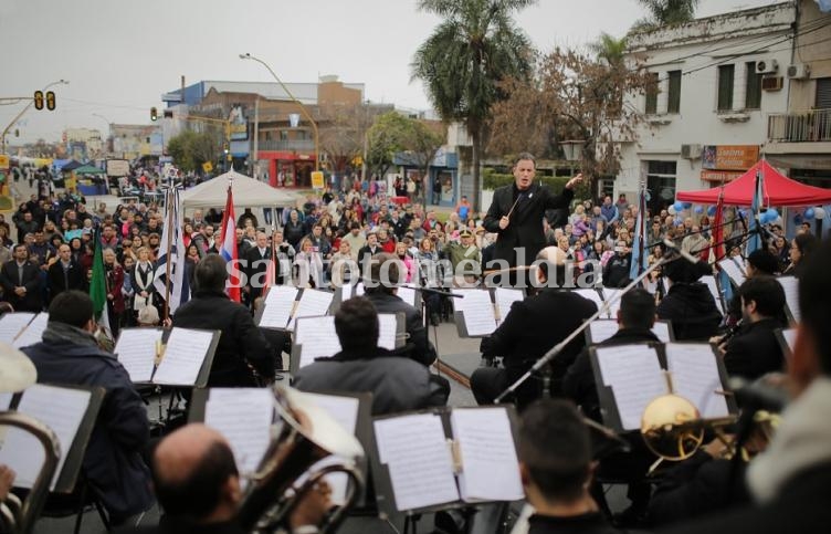 Santa Fe celebró la Independencia en Avenida Aristóbulo del Valle