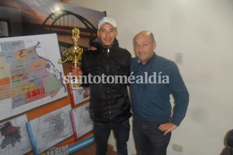 El concejal Roberto Schmidhalter recibió al maratonista.