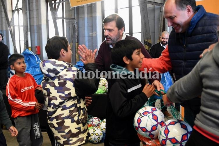 Santa Fe: El Municipio entregó equipamiento deportivo a instituciones