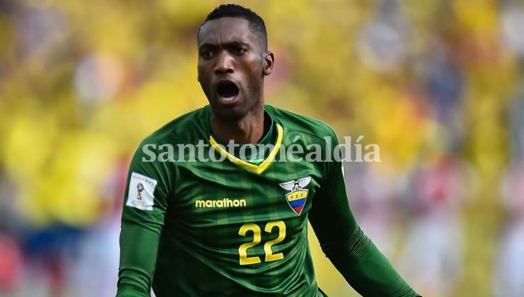 Alexander Domínguez se acerca a Colón