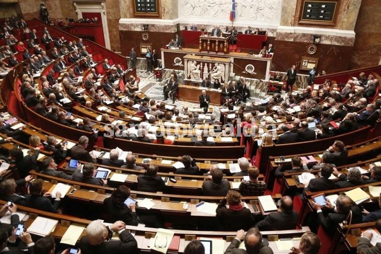 El Parlamento de Francia prohibió a los diputados contratar a familiares