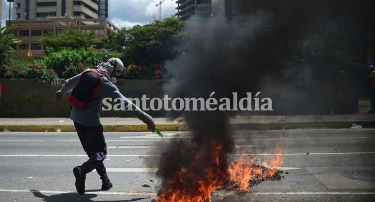 El gobierno venezolano denunció un levantamiento militar al oeste de Caracas