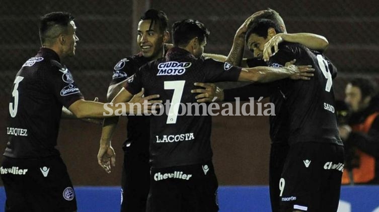 Lanús derrotó a The Strongest y se metió en cuartos