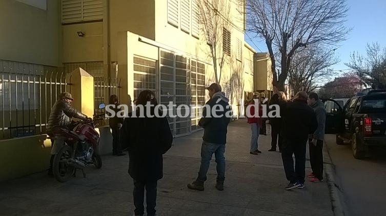 Puertas cerradas en el colegio San José y gente esperando en la vereda, a las 8.35 de la mañana. (Foto: Susana Bedetti para santotomealdia)