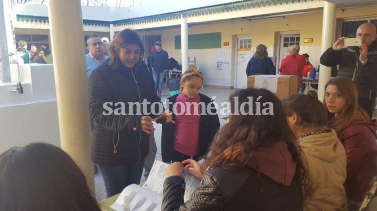 La intendente votó en la escuela Ignacio Crespo