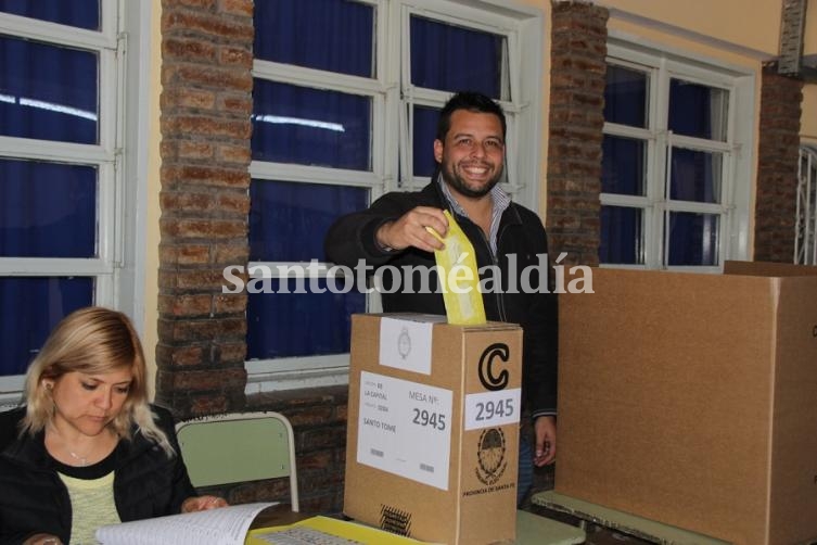 Alvizo votó pasadas las 14.30 en la escuela Berrutti. (Foto: Susana Bedetti)