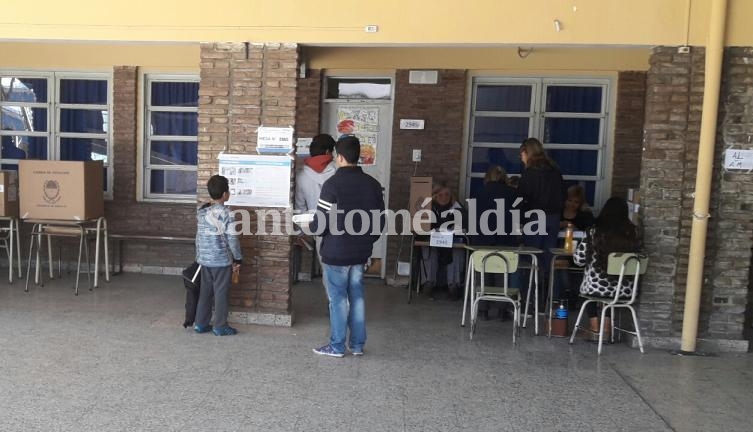 Un momento de la votación en la escuela Berrutti, sobre el final de la tarde. (Foto: santotoméaldía)