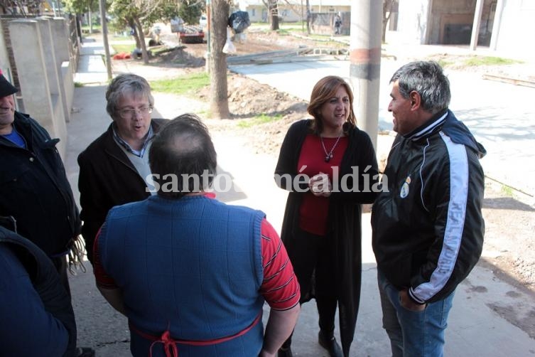 Qüesta y Lavatiatta recorrieron el inicio de los trabajos. (Foto: Municipalidad de Santo Tomé)