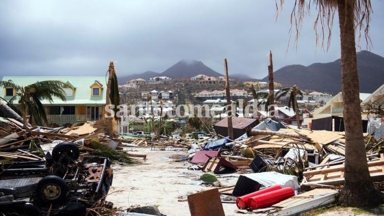 El huracán Irma baja a categoría 4, arrasa Turks y Caicos y va camino a Florida