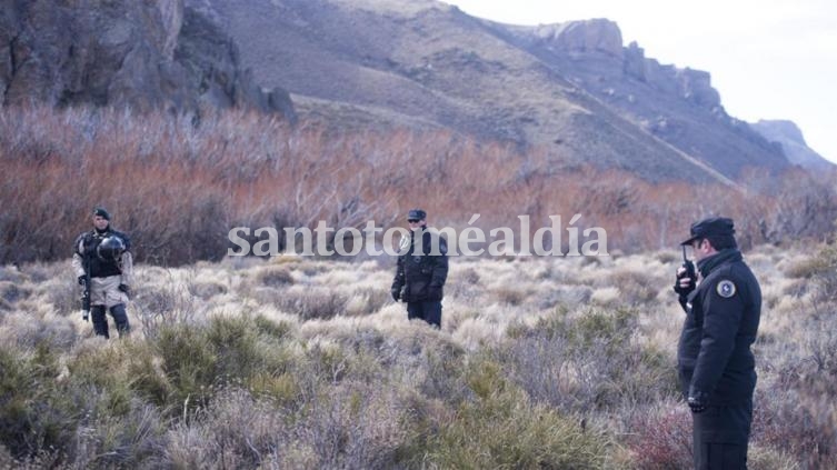 Las fuerzas de seguirdad realizan rastrillajes por las márgenes del río Chubut.