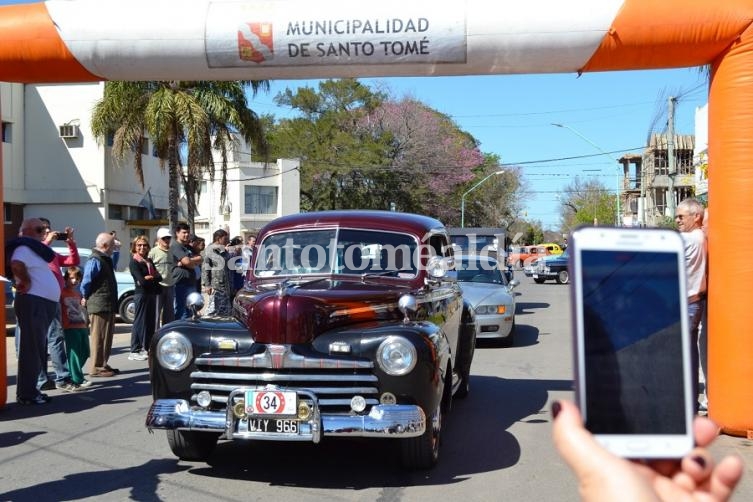 El rally de autos clásicos recorrió las calles de la ciudad