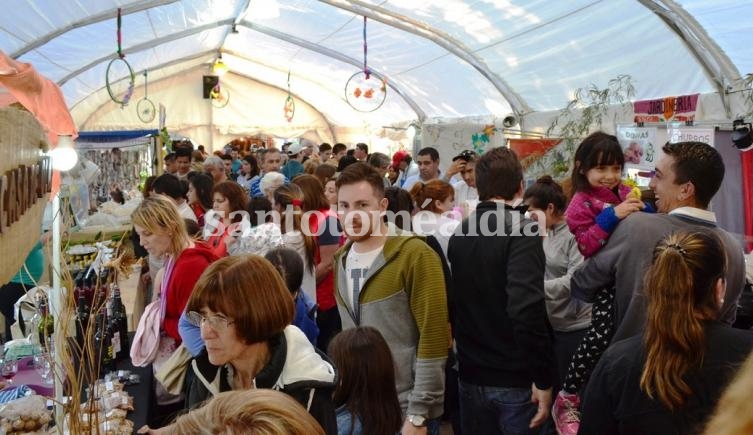 Multitudinaria concurrencia en la feria de artesanías