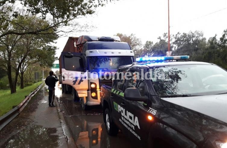 El tránsito fue caótico en el puente carretero por un camión parado