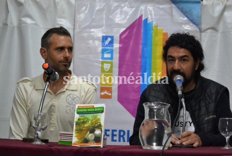 El ex delantero de Colón, César Carignano, pasó por la feria. (Foto: Munucipalidad de Santo Tomé)