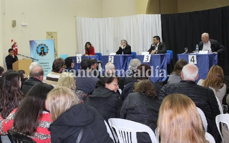 Los candidatos expusieron en el Centro Comercial