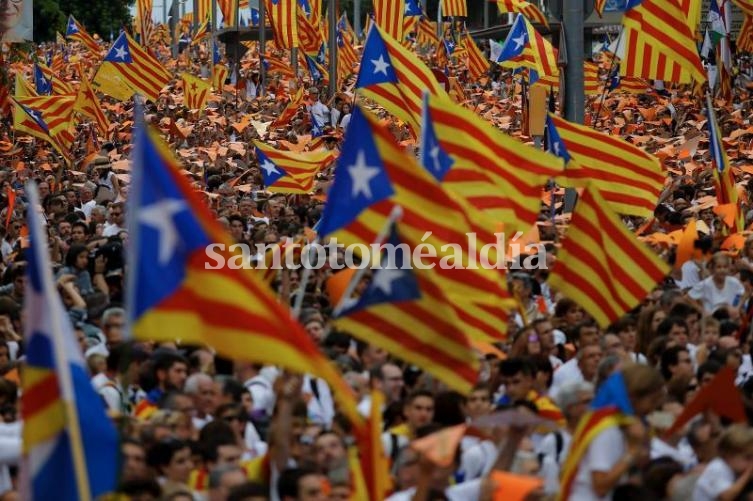 Tras la intervención, una multitud exige declarar la independencia de Cataluña