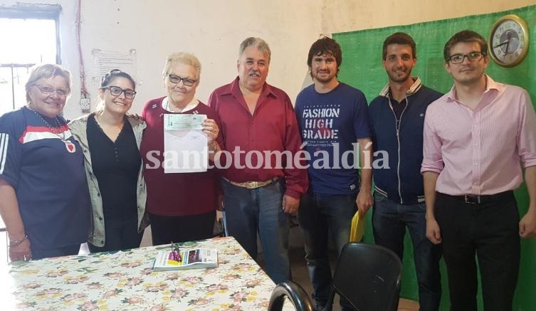 Dirigentes de Floresta con integrantes de la ONG Rizoma, que asesoró al club en los trámites legales para recibir el aporte. (Foto: Gentileza Club A. Floresta)