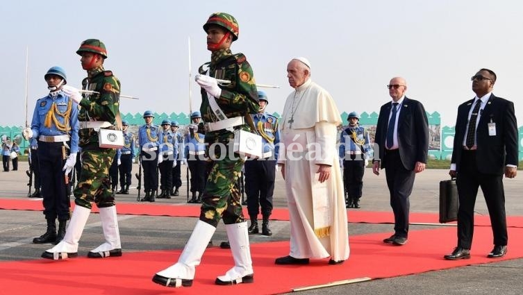 El Papa llegó a Bangladesh