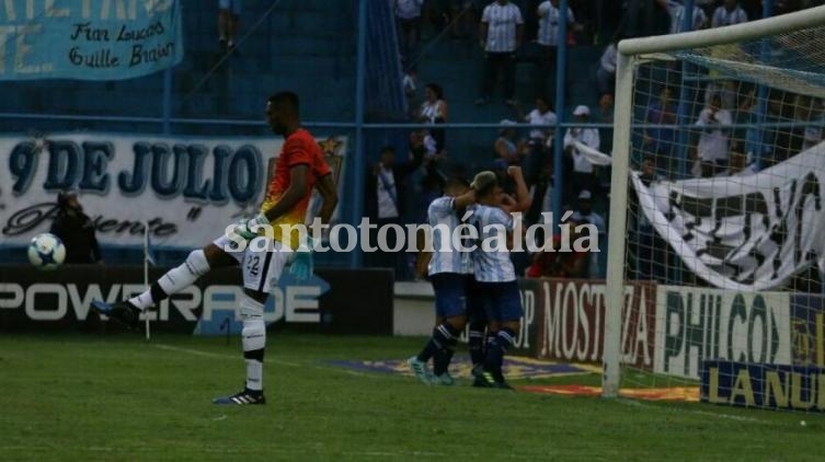 Chau invicto: Colón perdió en Tucumán