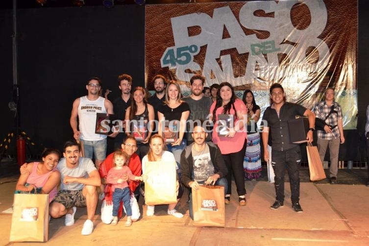 Los ganadores en el escenario. (Foto: Municipalidad de Santo Tomé)